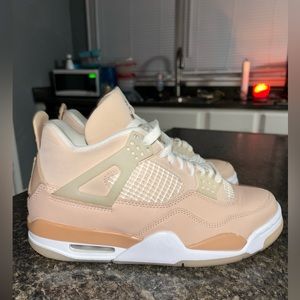 Wmn’s Air Jordan 4 Retros “Shimmer”.